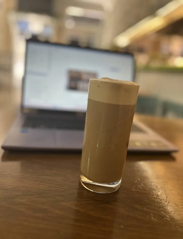Café con leche en vaso alto