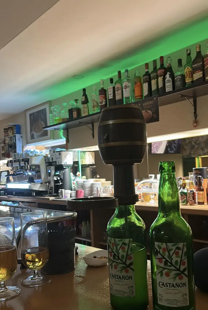 Botellas de sidra Castañón en la barra