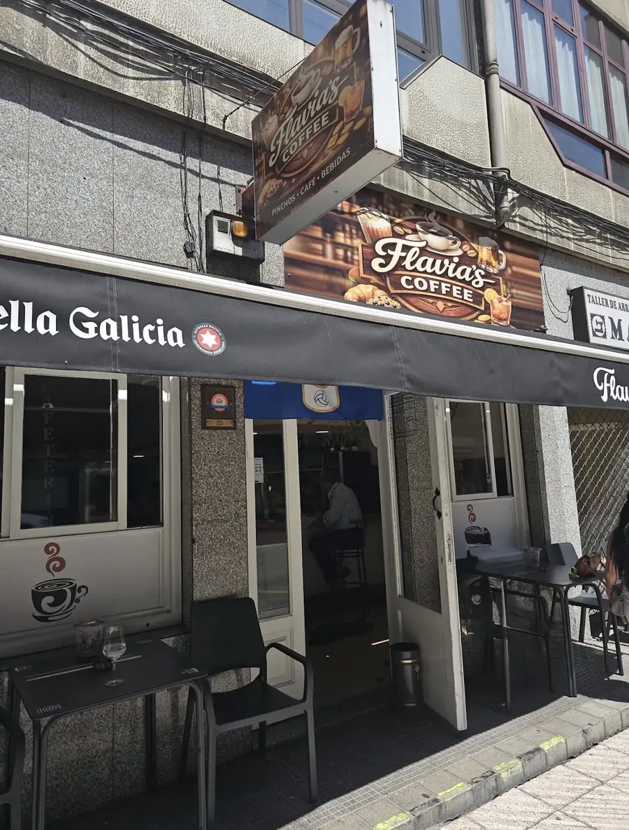 Fachada de Flavia's Coffee con toldo y letrero