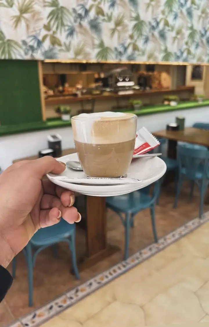 Cortado servido en la mano