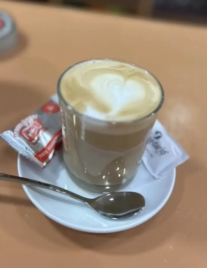 Café con leche con corazón en la espuma