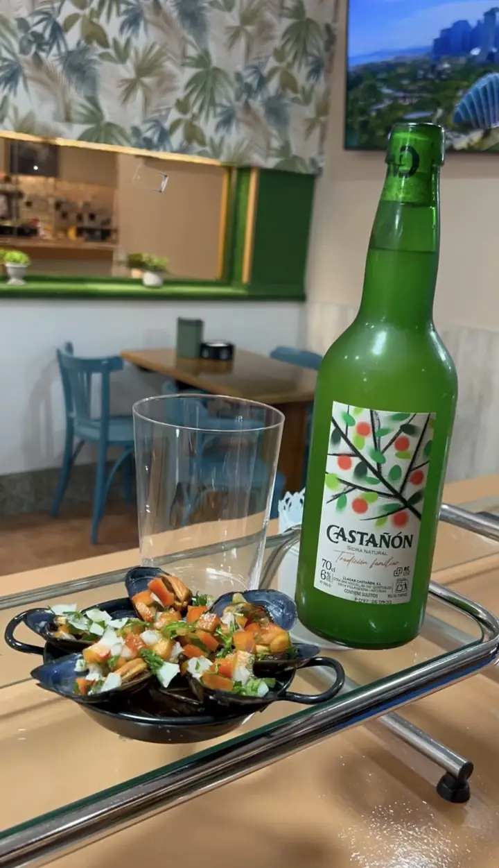 Sidra Castañón junto a unos mejillones