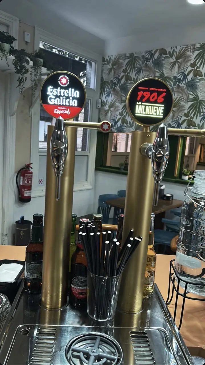 Grifos de cerveza Estrella Galicia y 1906