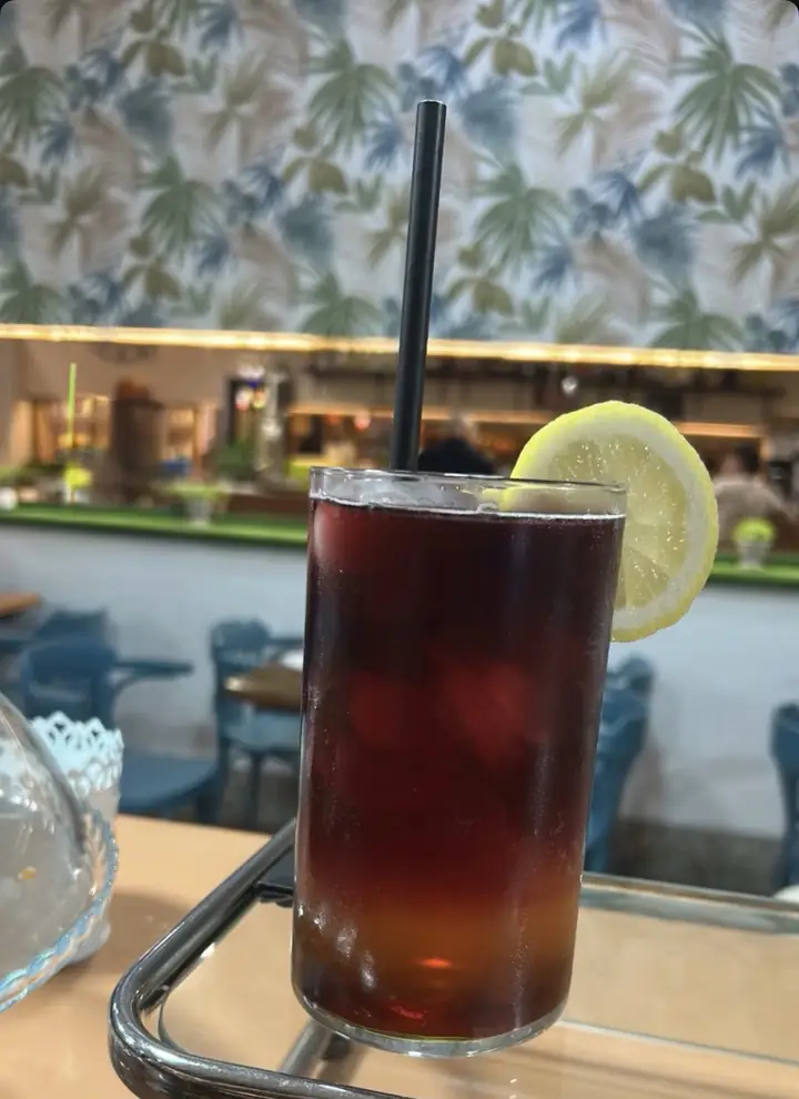 Bebida con rodaja de limón