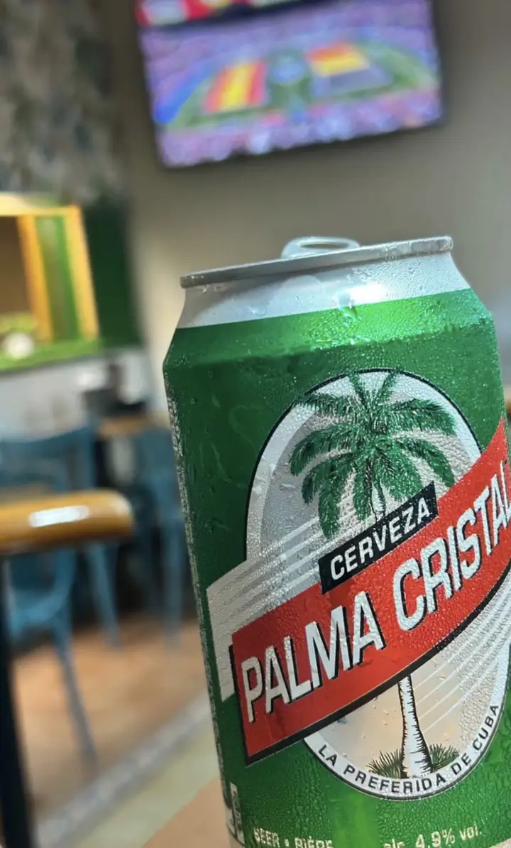 Lata de Palma Cristal con la televisión al fondo