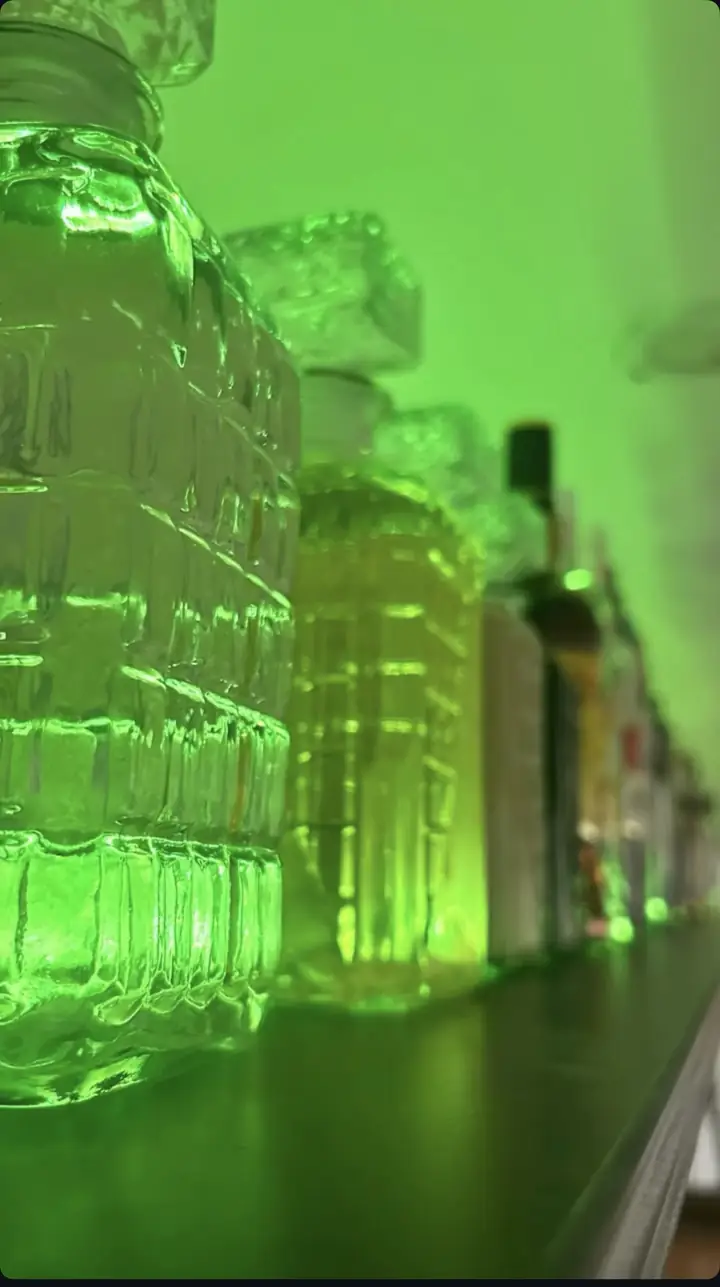 Botellas iluminadas en verde