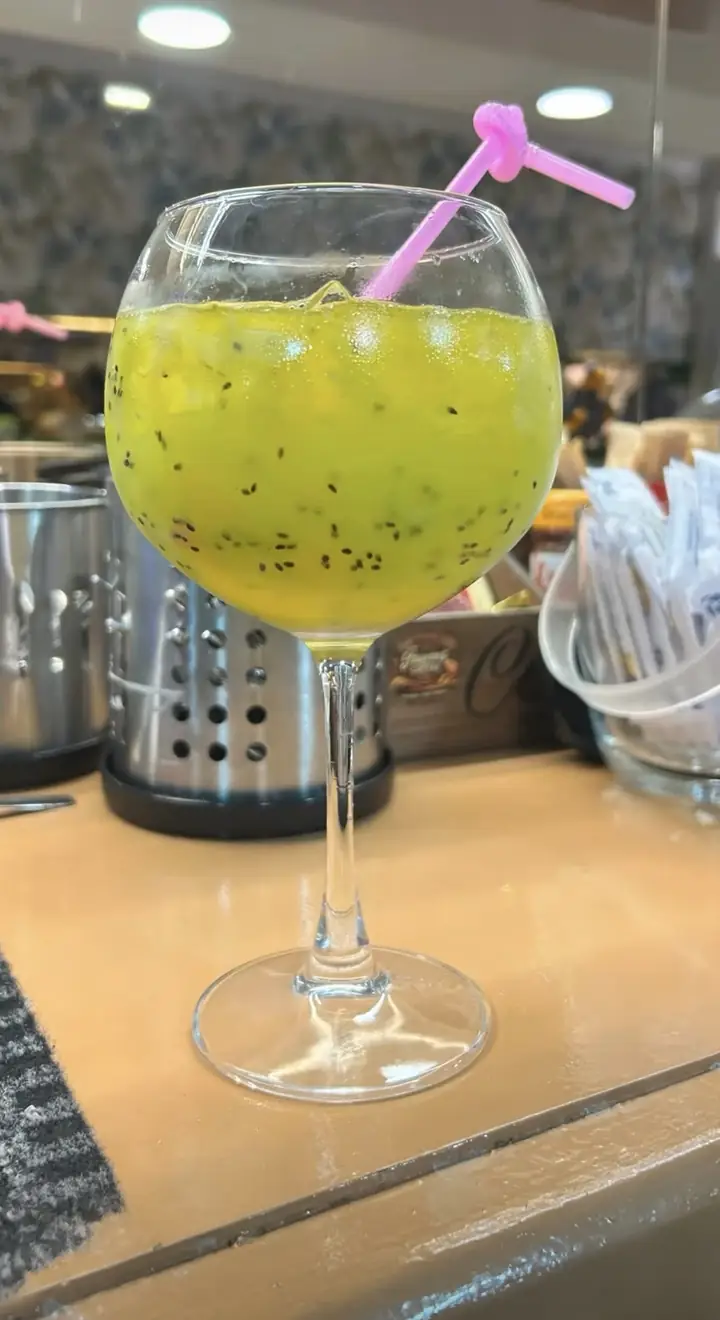 Copa de kiwi con pajita rosa
