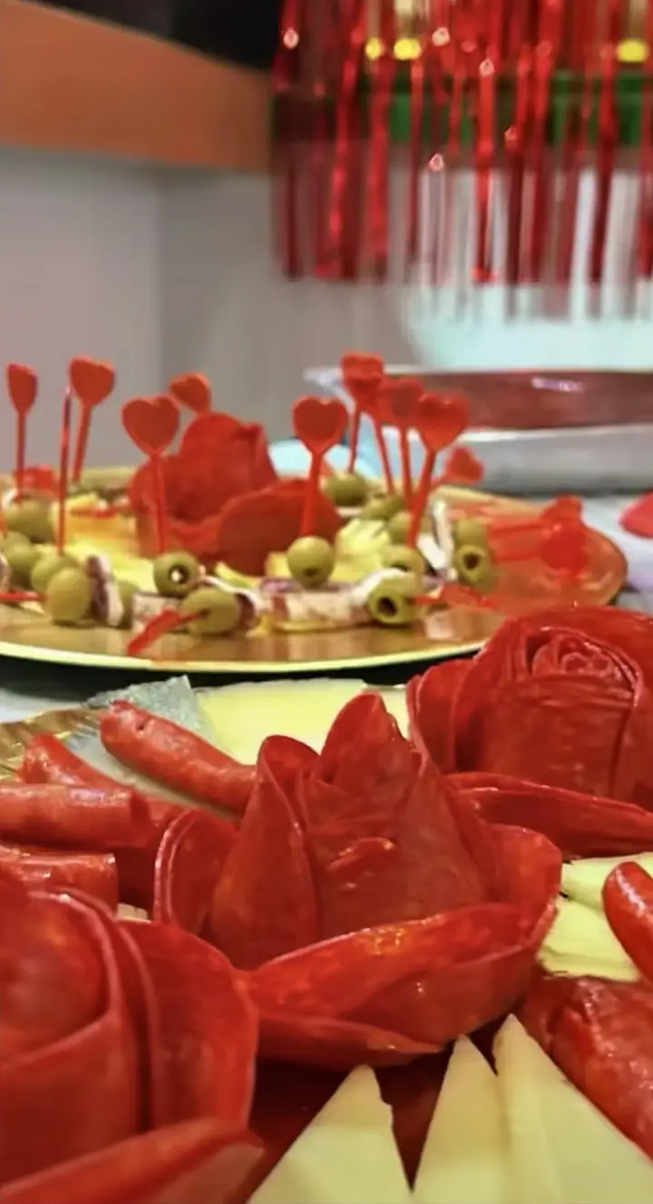 Detalle de rosas de embutido y queso