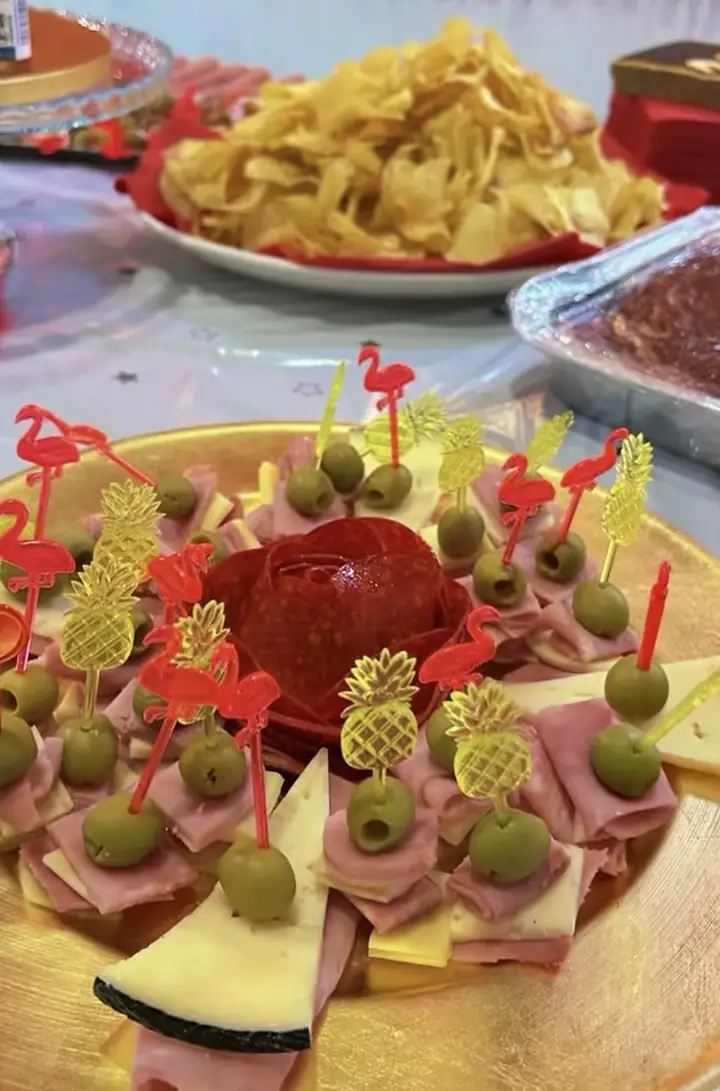 Fuente de pinchos con banderines de flamenco y piña