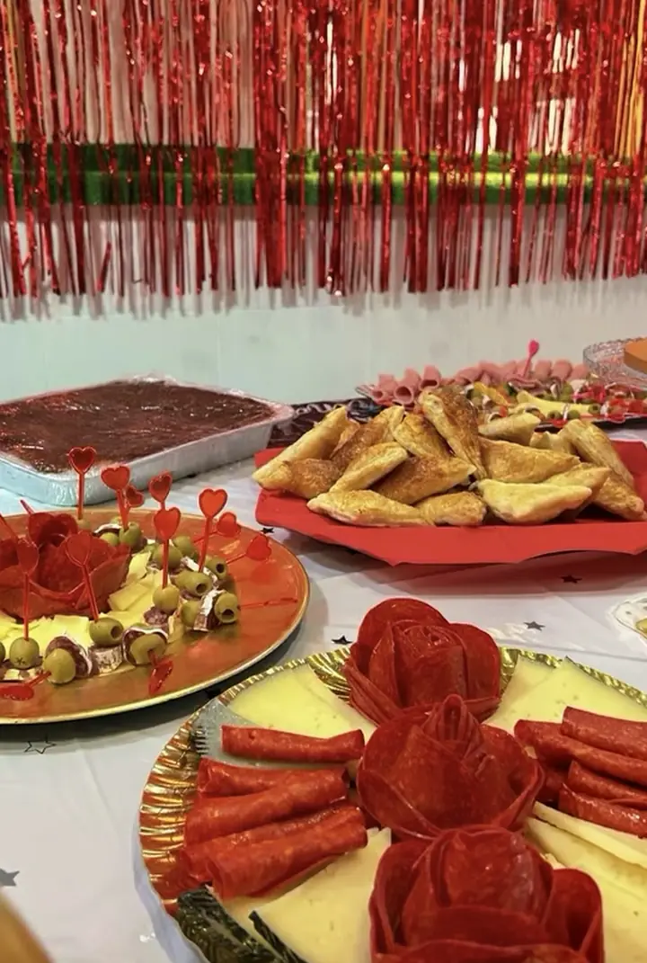 Mesa de celebración con rosas de embutido