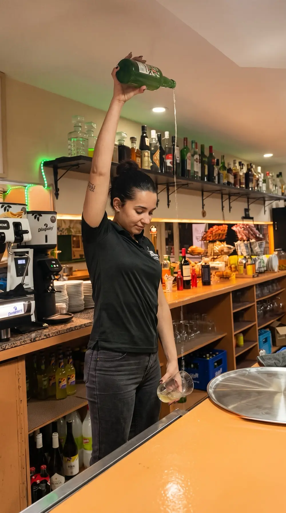 Escanciando sidra desde lo alto hasta el vaso